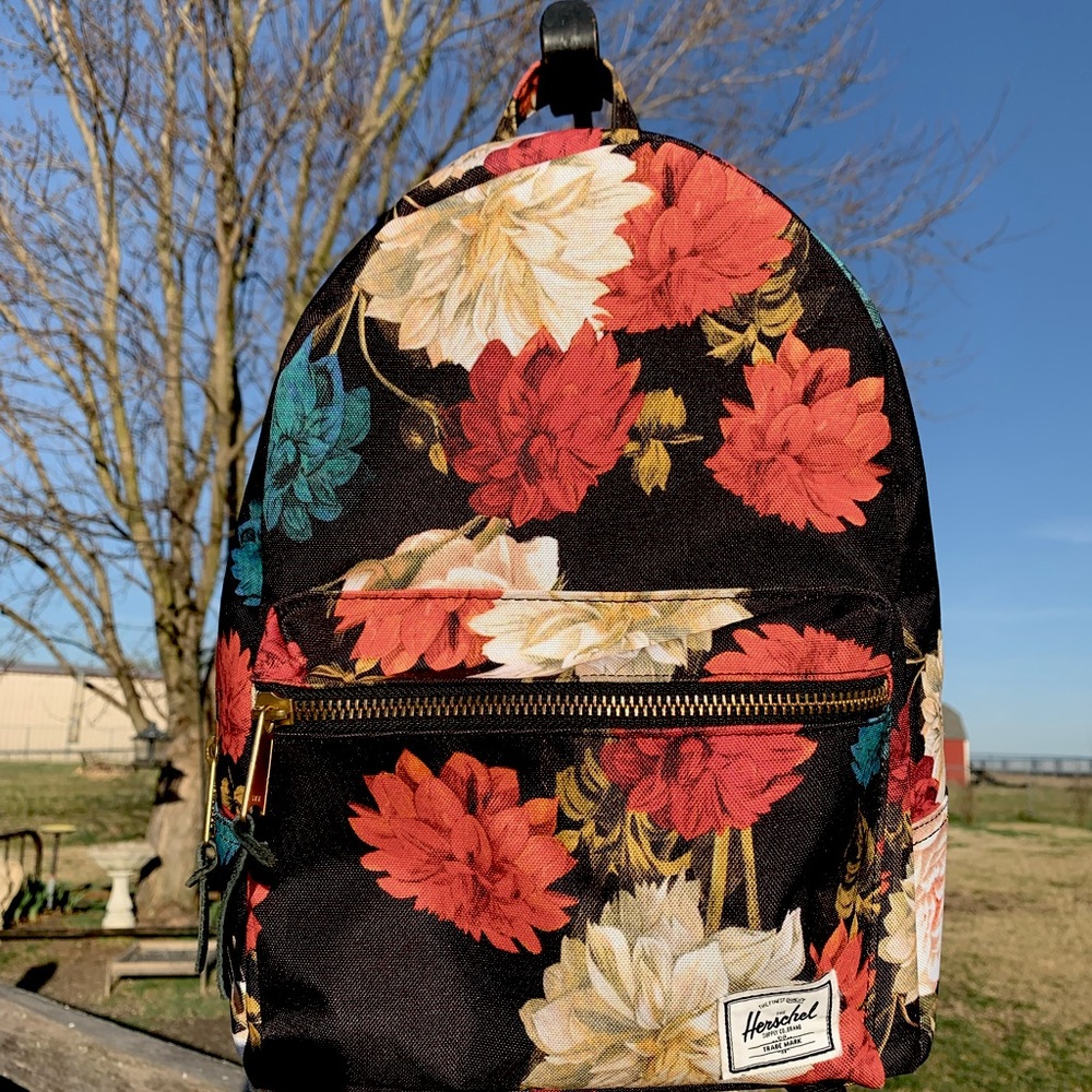 Hershel small Grove backpack in Vintage Floral Black.